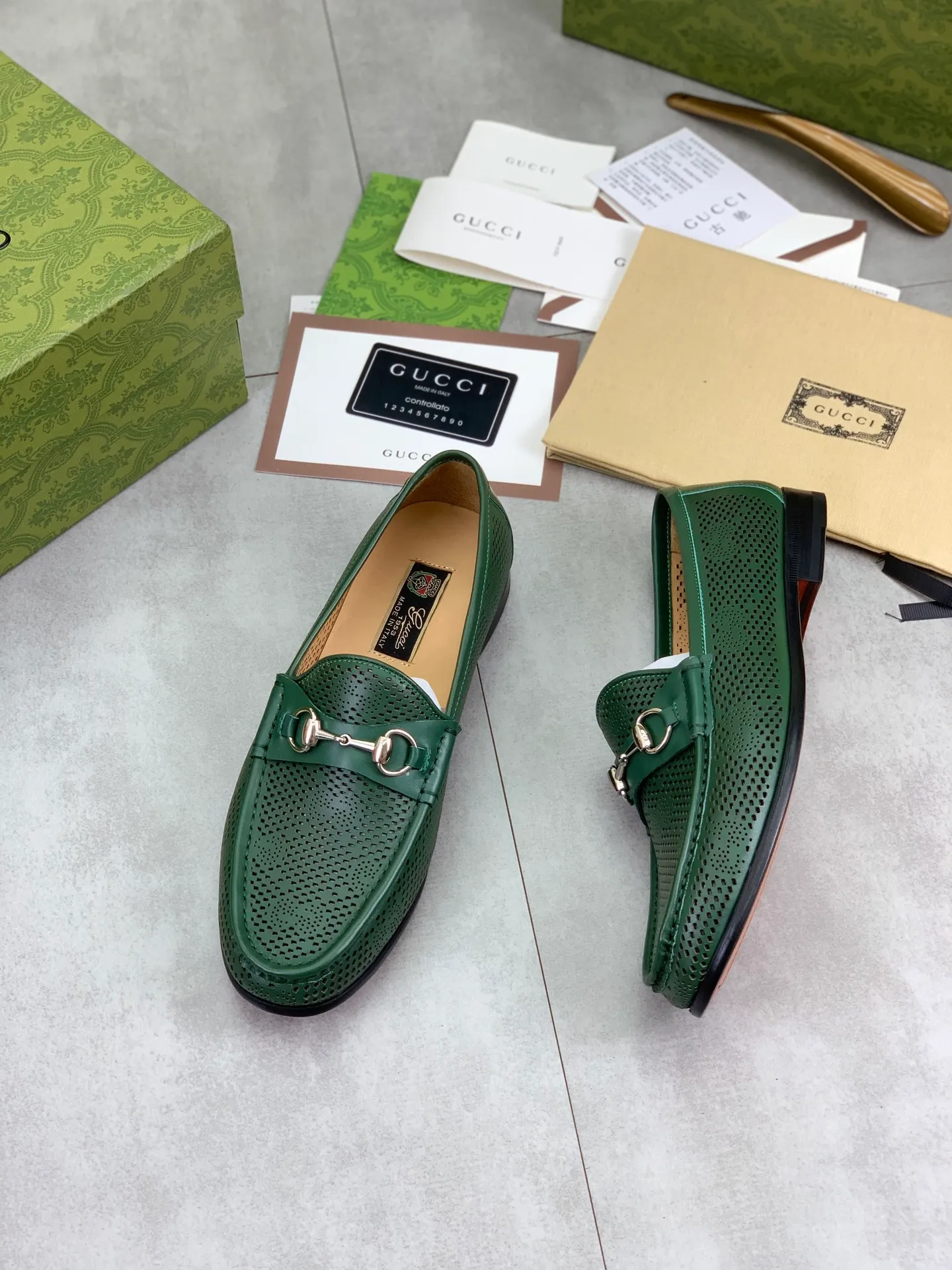 Factory price P980💰💎💎💎Top version (original high-grade genuine leather outsole) Full upper and inner lining cowhide punching design (summer essential) Brand: [GUCCi] Gucci's new business formal casual leather shoes Standard code: Men's size 39–44 (38 45 46 needs to be customized) Grade: Same as the official website Original quality Material: Original calfskin Water-dyed cowhide lining Original genuine leather outsole Style categories: Men's fashion Formal casual leather shoes Slip-on men's shoes series Young fashion European and American trends British style Casual matching Comfortable feet Color: 3️⃣ colors available Actual pictures